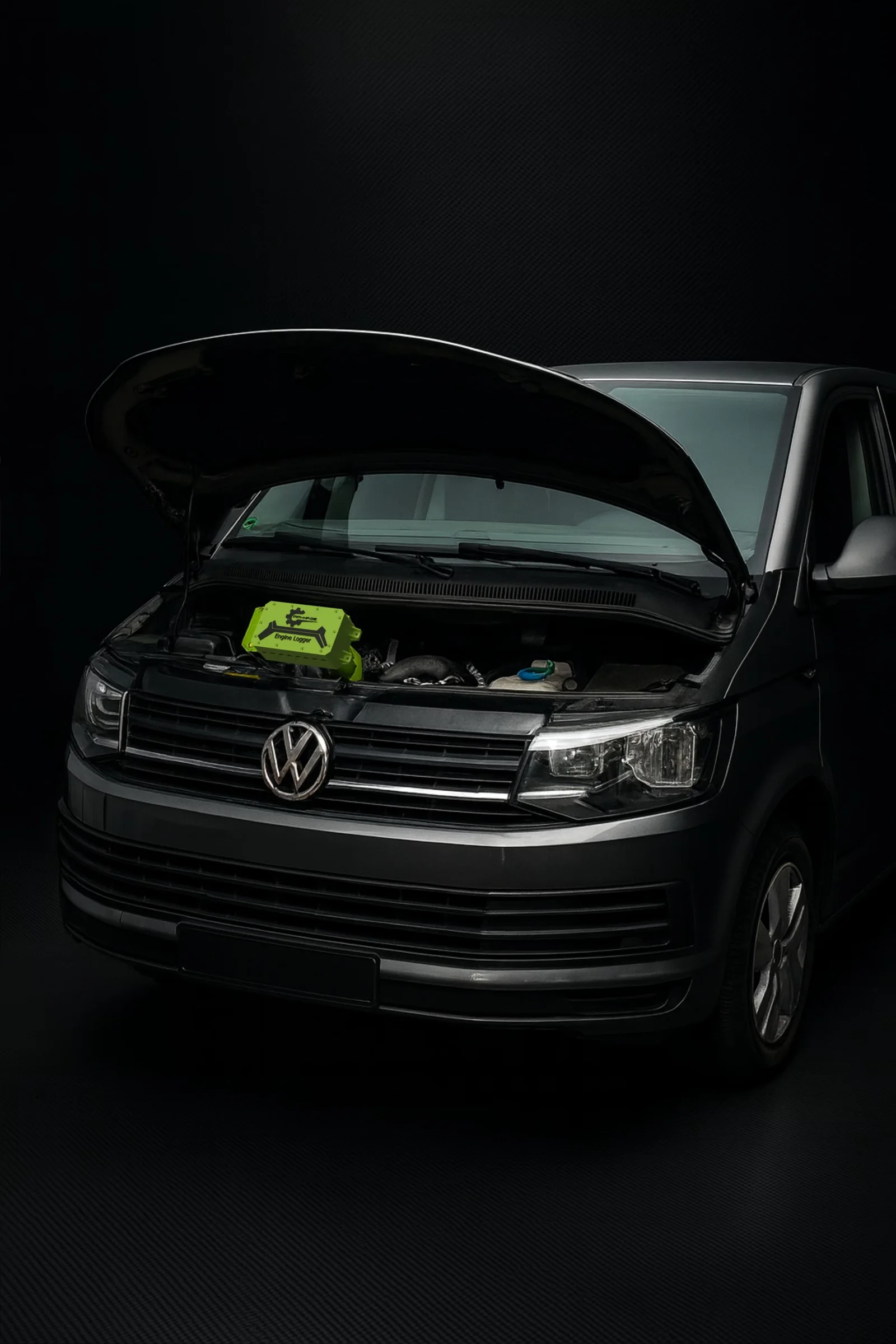 VW Bus mit geöffneter Motorhaube und montiertem MMHP Engine-Logger im Motorraum